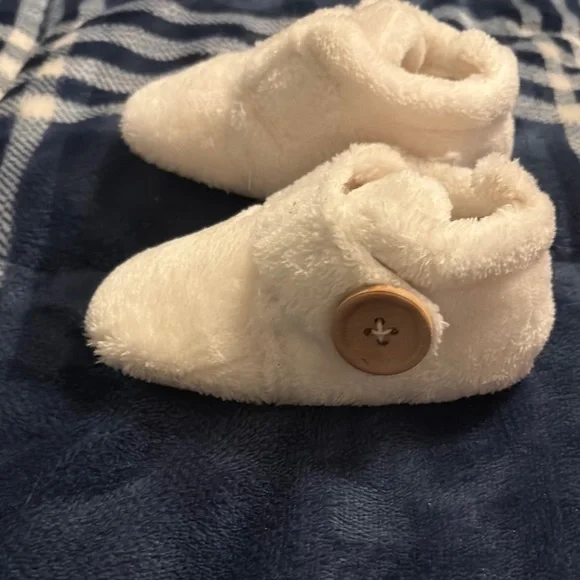 Baby Cozy Cream Fuzzy Slippers (size 4.5T) NEW - Picture 3 of 4